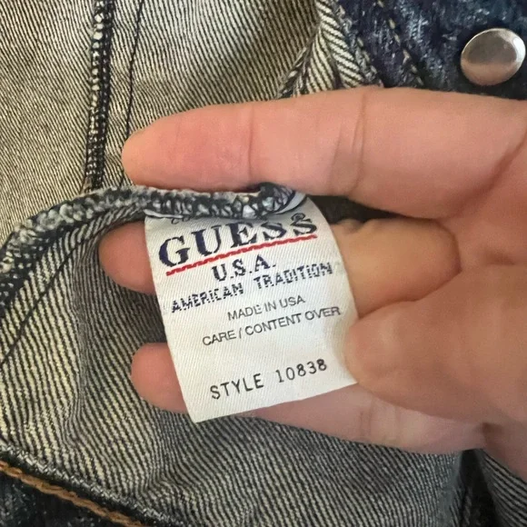 Guess Jean jacket marked as medium, but fits like a small - Picture 5 of 6
